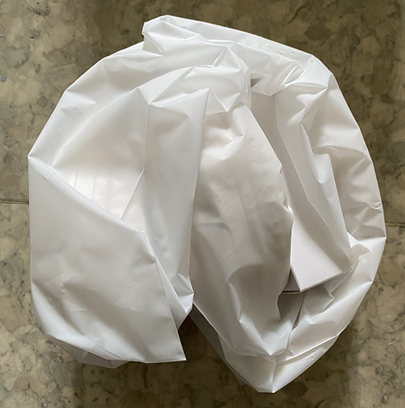 접힌 채로 비닐에 들어있는 제품